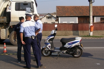 bucuresti-4-conducatori-de-mopede-care-circulau-fara-permis-prinsi-de-politisti1358939083