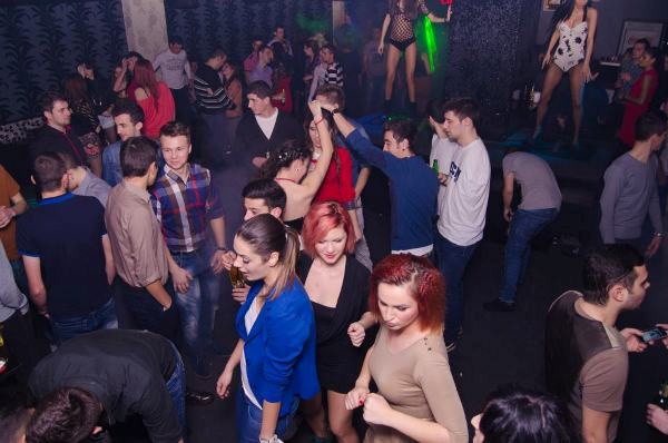 red_club_petrecere