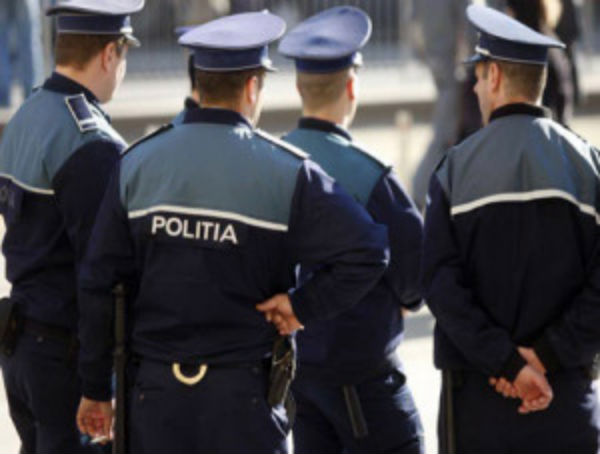Politisti1-300x227_600x454