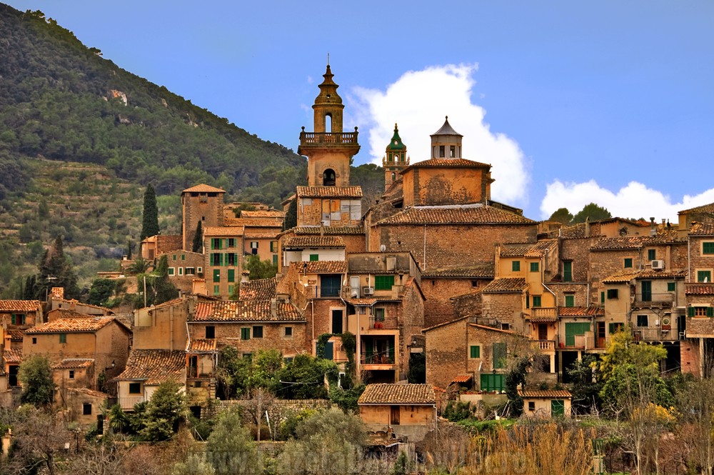 The-charming-village-of-Valldemossa