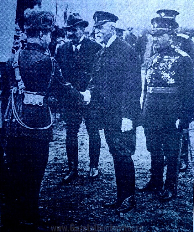 T.G. Masaryk preşedintele Cehoslovaciei dă mâna cu  lt.col. Aurel Racoviţă , 11 noiembrie 1928