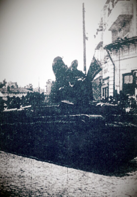 Gheorghe Răuţă în turela tancului Skoda - R2, defilând cu drapelul unităţii - 10 mai 1940
