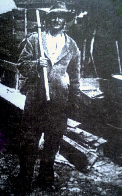 Gheorghe Răuţă în ţinută de ţăran, în drum spre Văcăreşti - septembrie 1944