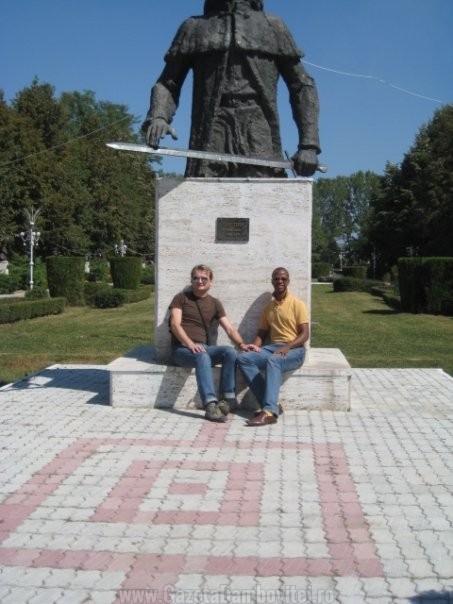 Adrian Coman si Robert Clabourn Hamilton, în vacanță la Târgoviște - 2015 (sursa foto facebook Robert Clabourn Hamilton)