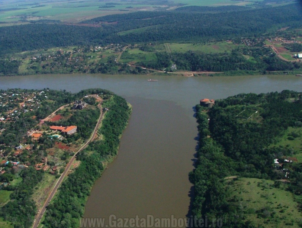 Fluviile Parana şi Iguazu sunt graniță naturală pentru trei state: în partea stăngă e Argentina, dreapta — Brazilia, în mijloc — Paraguay.