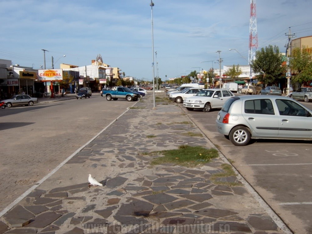  Stănga — Brazilia, dreapta — Uruguay. Granița trece prin mijlocul parcarii. 