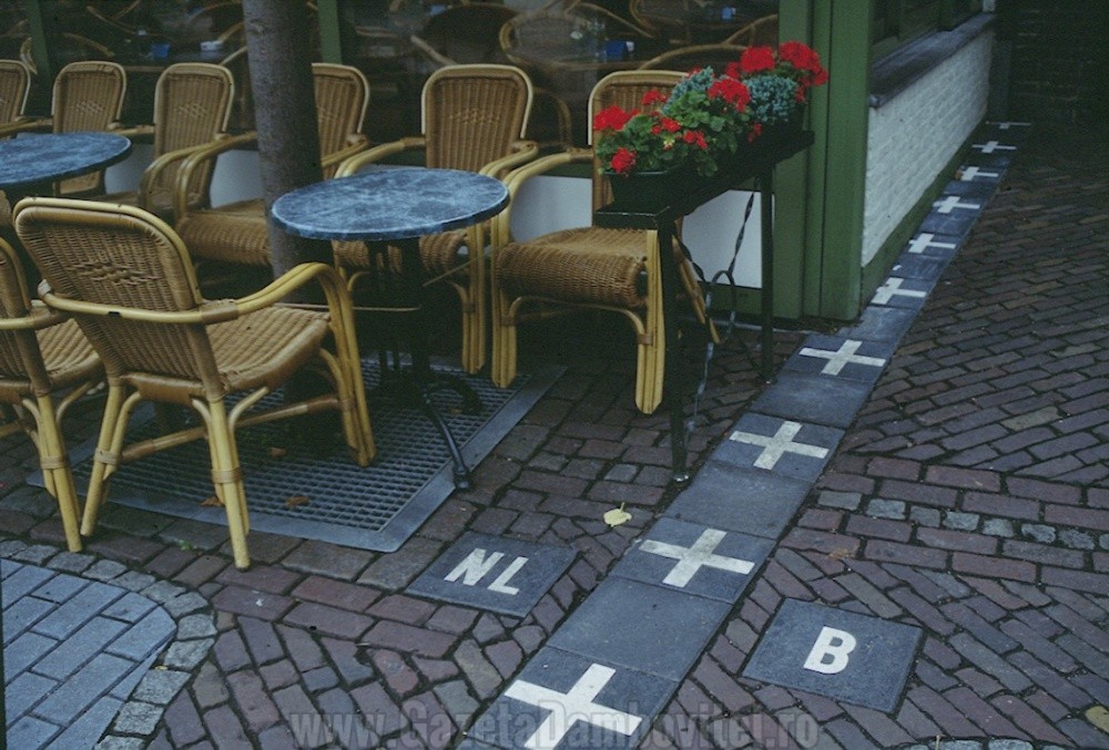Și între Belgia și Olanda tot o cafenea străjuiește frontiera. Poți întra să bei o cafea în Belgia și să ieși apoi prin Olanda. 