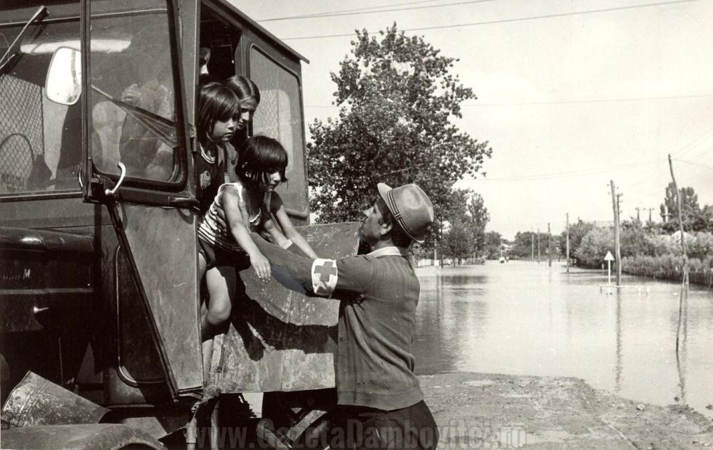 Evacuare sinistrați în 1972 - FOTO: crucearosiesector4.wordpress.com