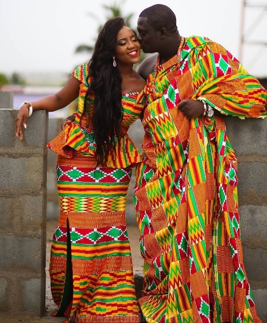 Ghana. In timpul secolului al 13-lea, ghanezi dezvoltat arta lor unica de imprimare adinkra. Imprimate manual si brodate manual hainele adinkra erau utilizate exclusiv de către regalitatea din Ghana pentru ceremonii. Fiecare dintre motivele care alcătuiesc corpusul simbolistic al artei adinkra are un nume și semnificație derivate dintr-un proverb, un eveniment istoric, atitudine umană, etologie, plante, diverse forme de viață, sau forme de obiecte neînsuflețite. Acestea sunt redate grafic în forme geometrice stilizate. Semnificațiile motivelor pot fi clasificate în estetică, etică, relații umane, și concepte.