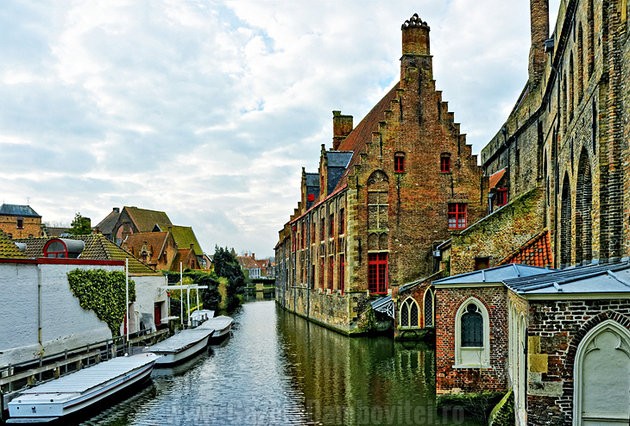 belgium-bruges-canal-area-around-memling-museum