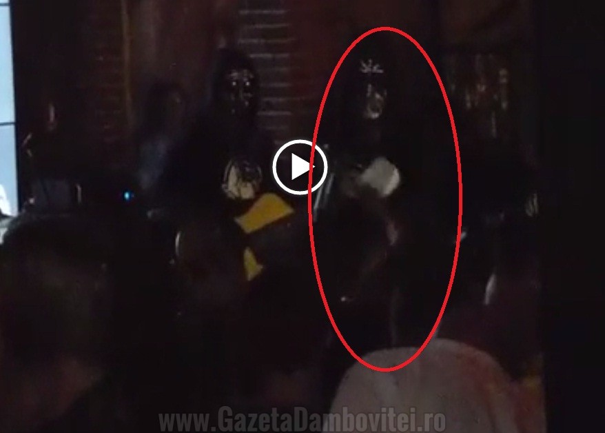 Momentul cand solistul ii arunca targovisteanului banii inapoi.