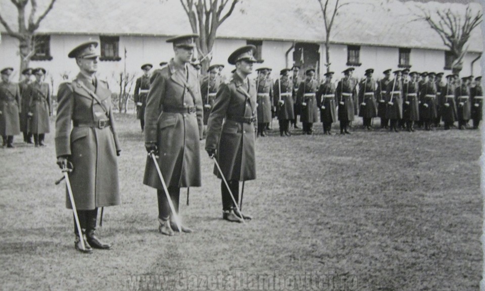 Prezentarea raportului pe platoul central al Scolii de Ofițeri de Cavalerie din Târgoviste (1940). De la stânga la dreapta: maior Veniamin Pleşoianu, comandantul divizionului de elevi; căpitan Victor Dumitrescu, comandantul unui escadron de elevi; locotenent Andrei Cristescu, comandantul unui pluton de elevi.