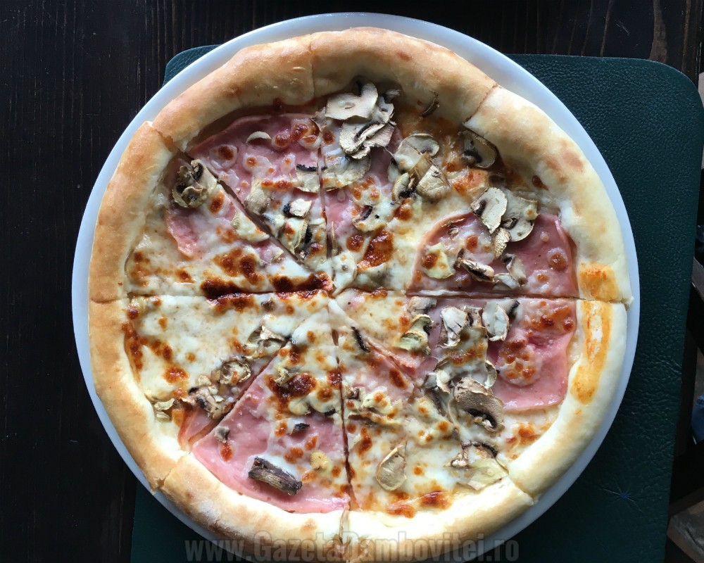 Pizza proscuitto e funghi: preţ întreg - 17 lei / preţ redus - 7,95 lei