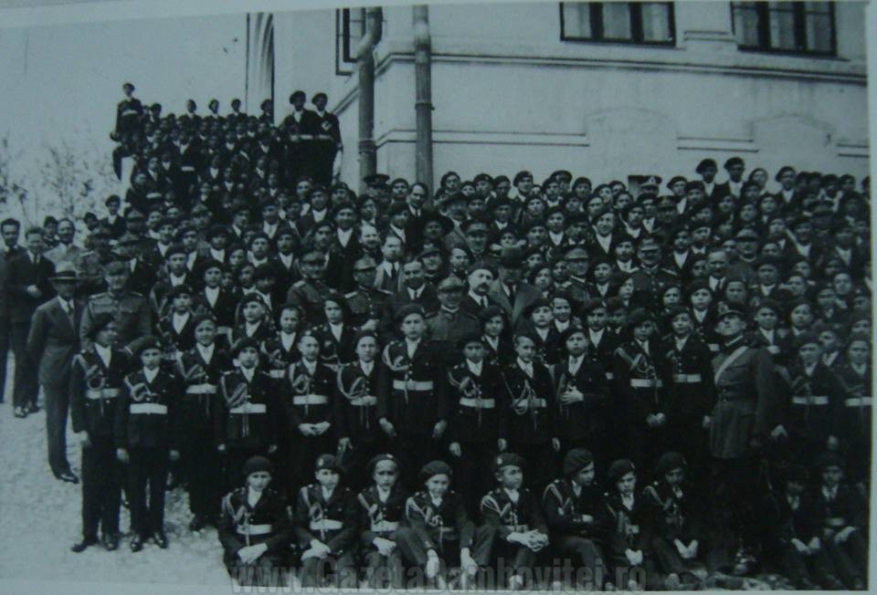 Generalul Marcel Olteanu, între profesori, ofițeri și elevi mănăstireni