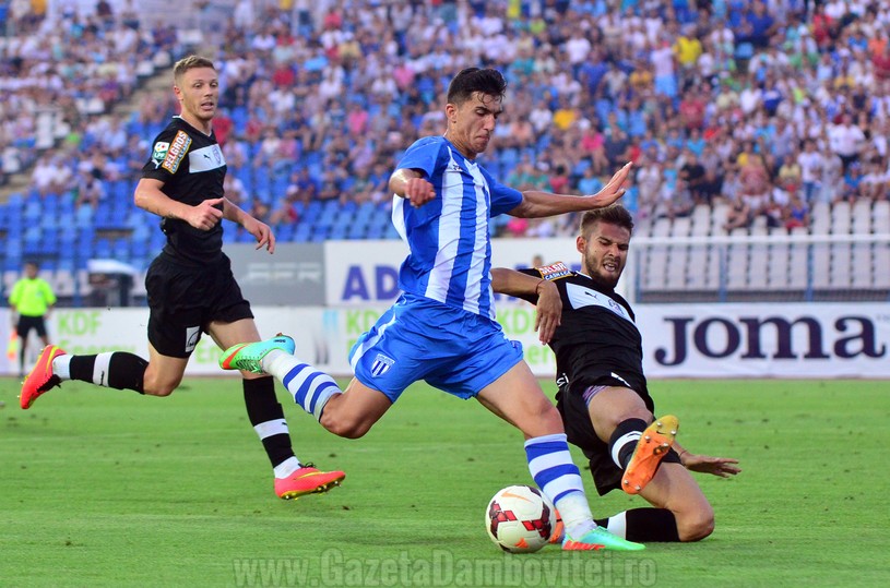 Ivan Andrei, de la CS Universitatea Craiova, se lupta pentru minge cu un jucator de la FC Viitorul Constanta, in meciul din cadrul etapei a III-a a Ligii I, la Craiova, vineri, 8 august 2014. BOGDAN DANESCU / MEDIAFAX FOTO