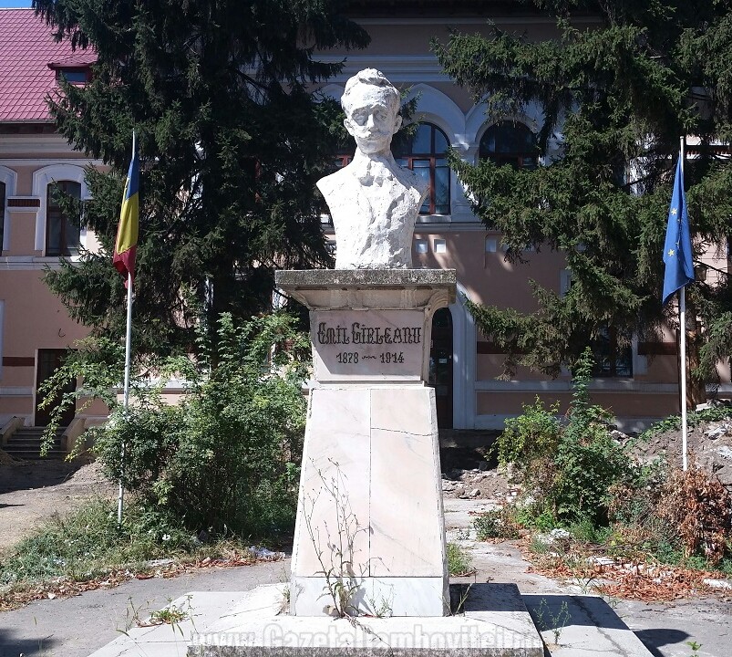 Bustul lui Emil-Gîrleanu-, creația lui Gheorghe Alupoaei, aflat în fața Scolii nr. 1