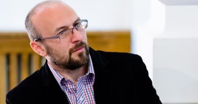 TABLETA DE MIERCURI: Pompiliu ALEXANDRU – Plandemia cu iz de dictatură TABLETA DE MIERCURI: Pompiliu ALEXANDRU – Plandemia cu iz de dictatură