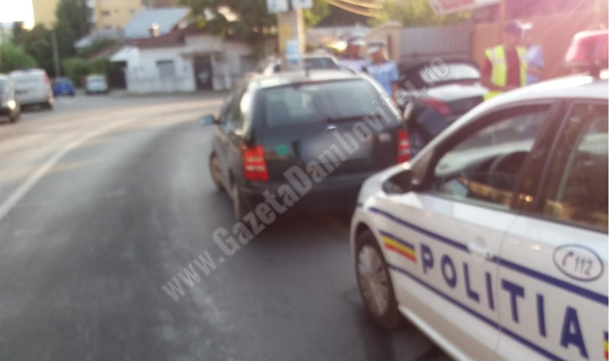 TÂRGOVIȘTE: Băută și fără drept de a conduce, o șoferiță a rănit o persoană și a avariat trei mașini