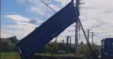 A rămas cu basculanta blocată în cablurile de înaltă tensiune (VIDEO) A rămas cu basculanta blocată în cablurile de înaltă tensiune (VIDEO)