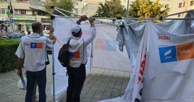 “Mergem Înainte!” Reacția USR după ce cortul de precampanie din Târgoviște a fost vandalizat “Mergem Înainte!” Reacția USR după ce cortul de precampanie din Târgoviște a fost vandalizat