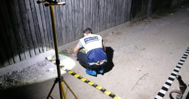 VĂCĂREȘTI: Unul dintre polițiștii agresați și-a pierdut degetele de la o mână în atacul cu coasa VĂCĂREȘTI: Unul dintre polițiștii agresați și-a pierdut degetele de la o mână în atacul cu coasa