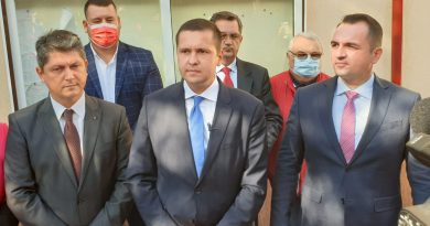 Senatorul PSD Dâmbovița, Titus Corlățean… alături de colegii săi în ziua votului Senatorul PSD Dâmbovița, Titus Corlățean… alături de colegii săi în ziua votului