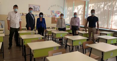 Rotary Club Târgoviște a donat 100 de bănci individuale pentru două școli din județ Rotary Club Târgoviște a donat 100 de bănci individuale pentru două școli din județ
