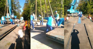 MOROENI: Muncitorii au montat un pod metalic pentru a trece transportul agabaritic MOROENI: Muncitorii au montat un pod metalic pentru a trece transportul agabaritic