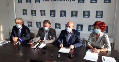 ,,Veste bună’’ dată de secretarul de stat din MEC, prof. Sorin Ion: ,,Miercuri, 2 decembrie, se semnează contractul pentru încă 1200 de tablete, termenul de livrare fiind de o zi’’ ,,Veste bună’’ dată de secretarul de stat din MEC, prof. Sorin Ion: ,,Miercuri, 2 decembrie, se semnează contractul pentru încă 1200 de tablete, termenul de livrare fiind de o zi’’