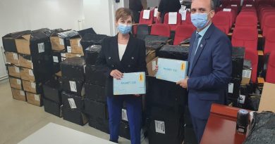 Încă 1200 de tablete pentru elevii din Dâmbovița Încă 1200 de tablete pentru elevii din Dâmbovița
