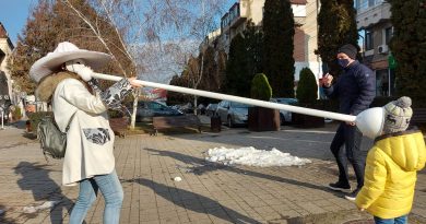 Pe străzile Târgoviștei s-a șoptit Eminescu! Act artistic inspirat de nevoia păstrării distanței sociale Pe străzile Târgoviștei s-a șoptit Eminescu! Act artistic inspirat de nevoia păstrării distanței sociale