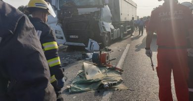 Trafic blocat pe DN 72 la Dărmănești, în urma unui accident între două autotrenuri. Un șofer a fost rănit Trafic blocat pe DN 72 la Dărmănești, în urma unui accident între două autotrenuri. Un șofer a fost rănit