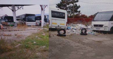 TÂRGOVIȘTE: Autogara de pe Eroilor, administrată de Grup Atyc, morman de mizerie și fiare vechi TÂRGOVIȘTE: Autogara de pe Eroilor, administrată de Grup Atyc, morman de mizerie și fiare vechi
