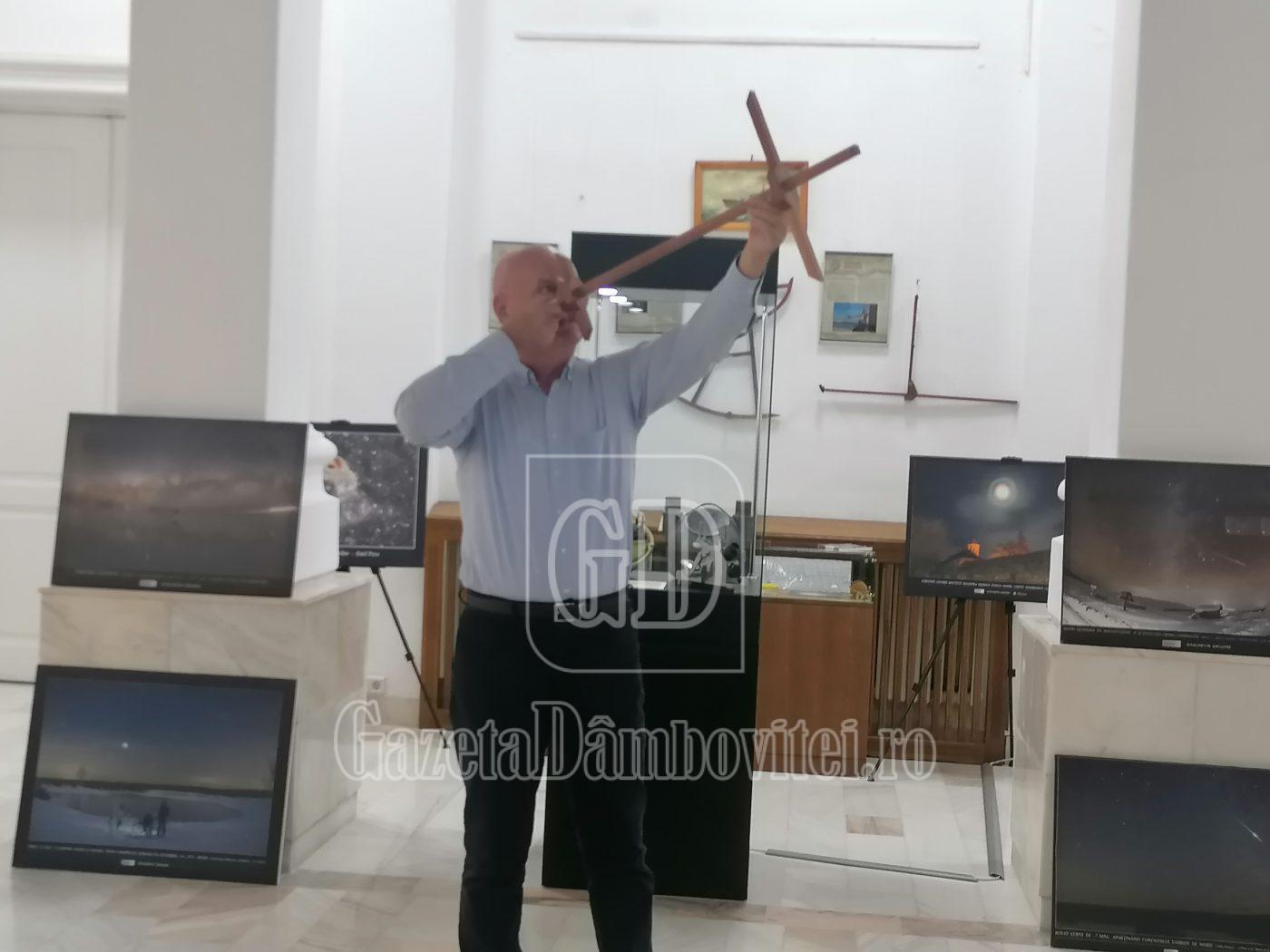 Comandorul Vasile Chirilă susține o lecție deschisă despre instrumentele de astronavigație în Târgoviște.