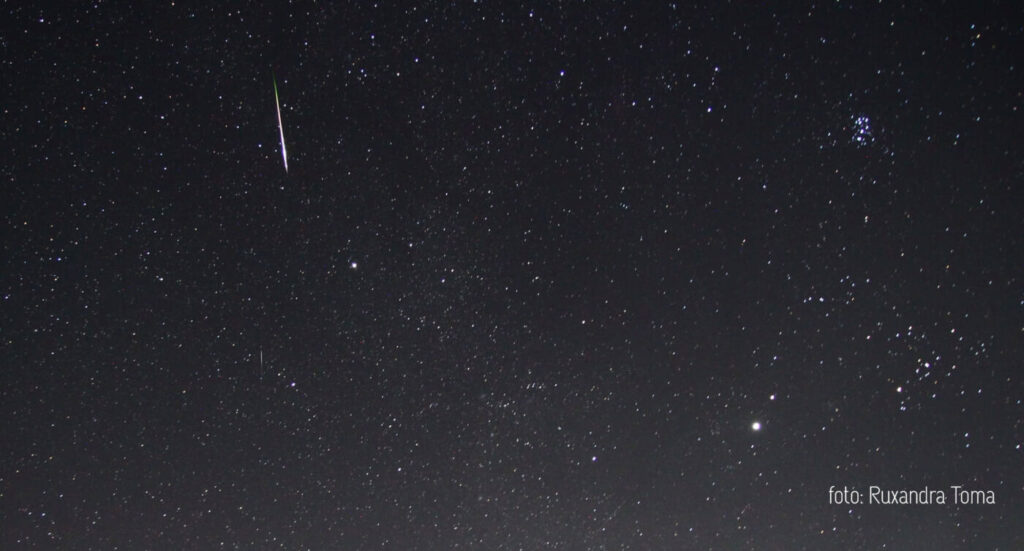 Meteor Perseide și roiul de stele Pleiade – foto: Ruxandra Toma