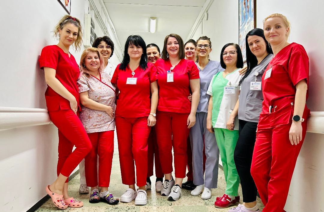 Echipa de asistenți medicali și personalul auxiliar sunt coordonate de către asistent-șef Consuela Mocanu.