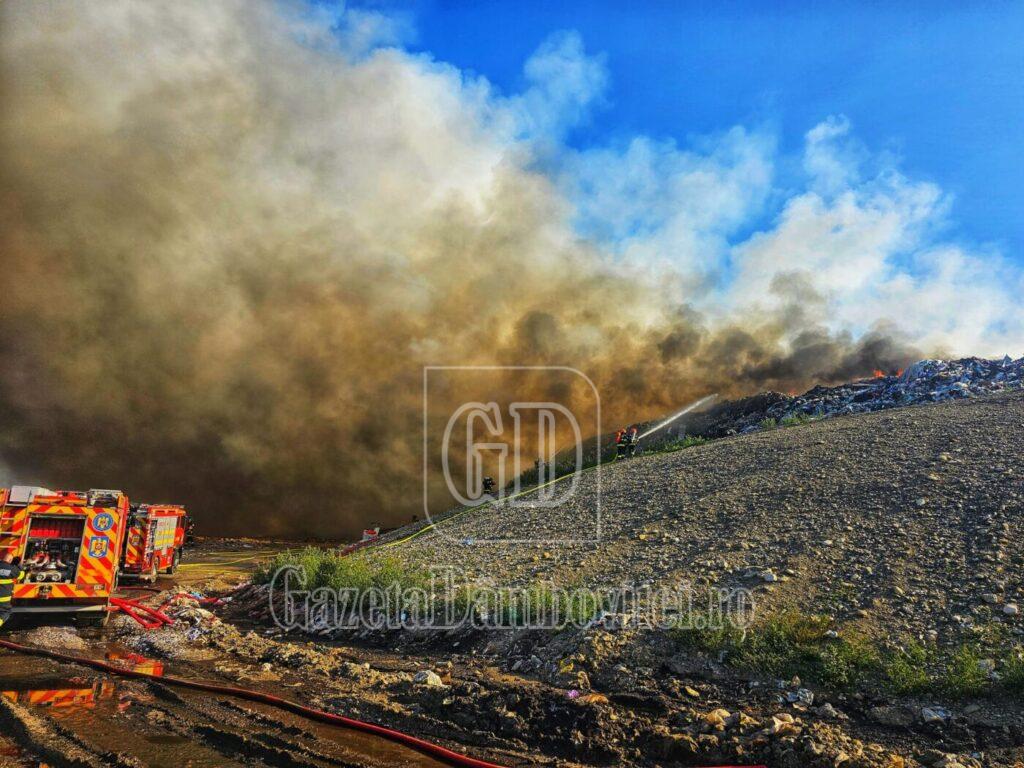ISU Dâmbovița acționează cu 9 autospeciale pentru stingerea incendiului de la Groapa de Gunoi Aninoasa