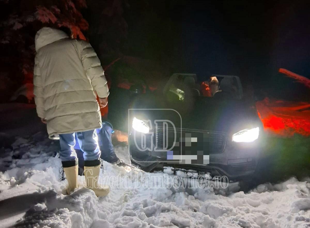 foto auto înzăpezită