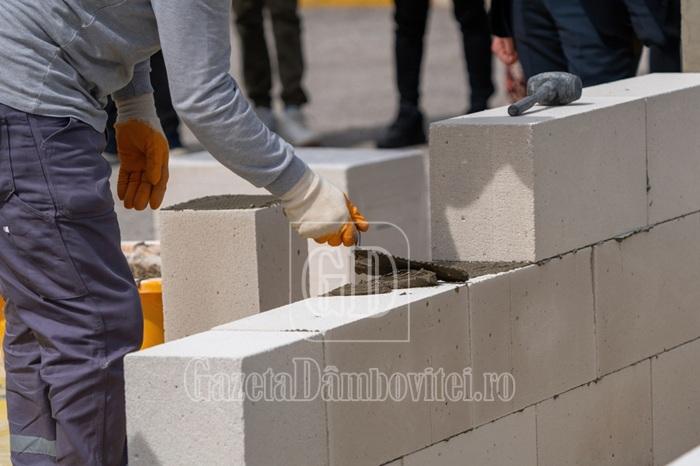 the,bricklayer,is,working.,building,a,wall,of,aerated,concrete.