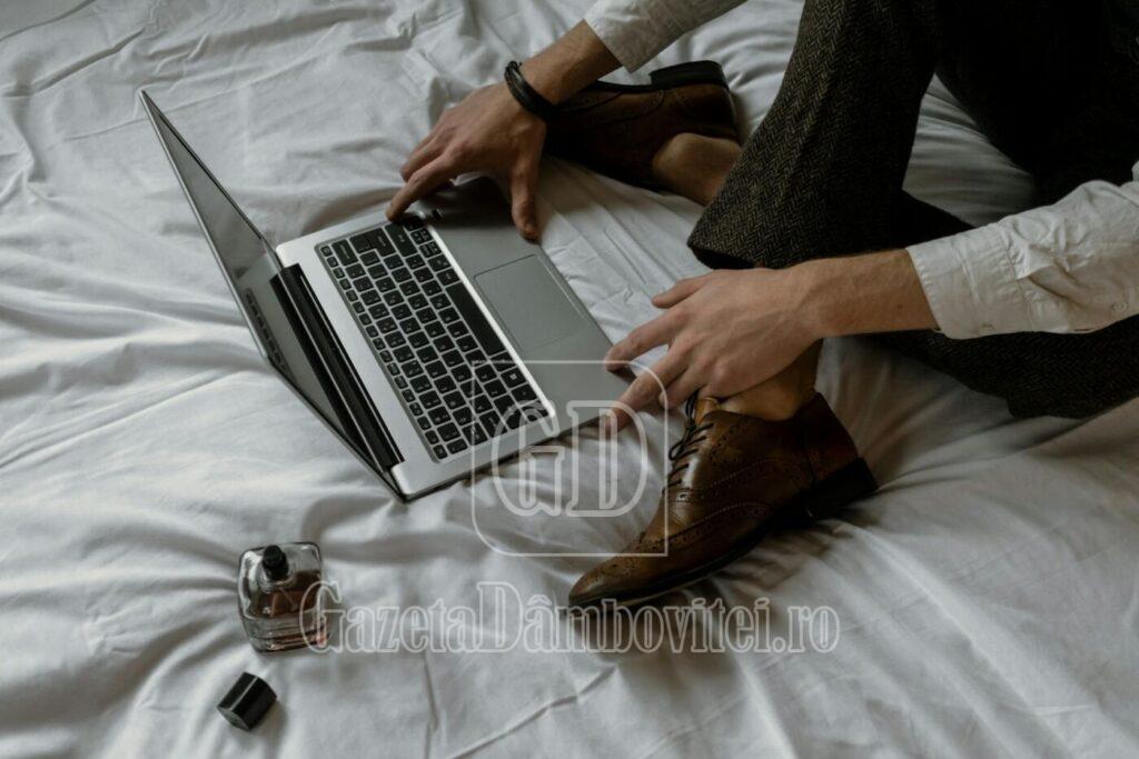 laptop parfum barbati pexels polina kovaleva 5828603