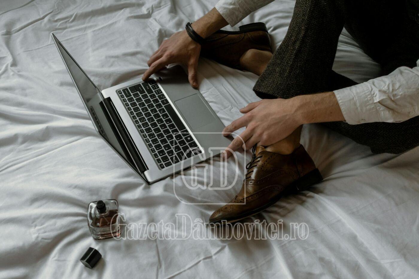 laptop parfum barbati pexels polina kovaleva 5828603