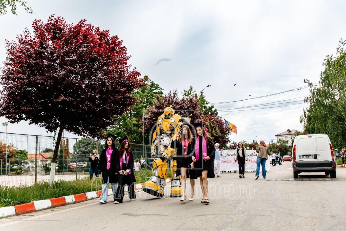 absolvire cu super eroi la titu bumblebee a defilat alături de elevii de la „iancu c. vissarion” (10)
