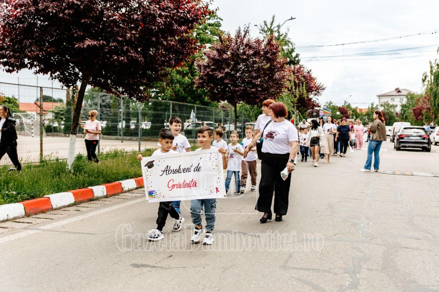 absolvire cu super eroi la titu bumblebee a defilat alături de elevii de la „iancu c. vissarion” (3)