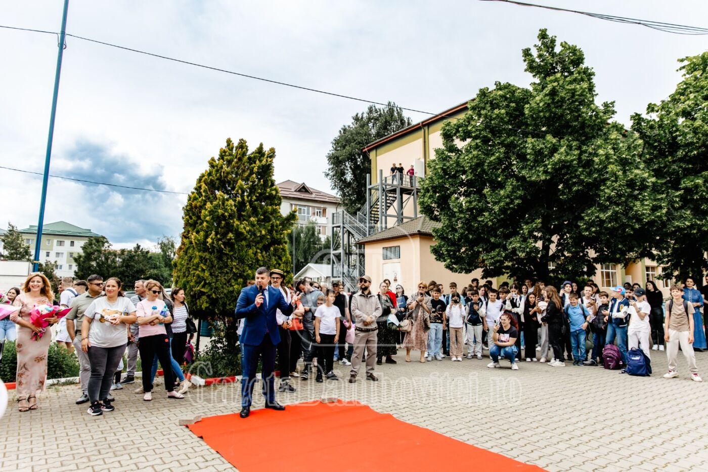absolvire cu super eroi la titu bumblebee a defilat alături de elevii de la „iancu c. vissarion” (6)