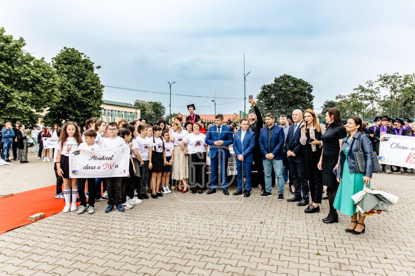 absolvire cu super eroi la titu bumblebee a defilat alături de elevii de la „iancu c. vissarion” (7)