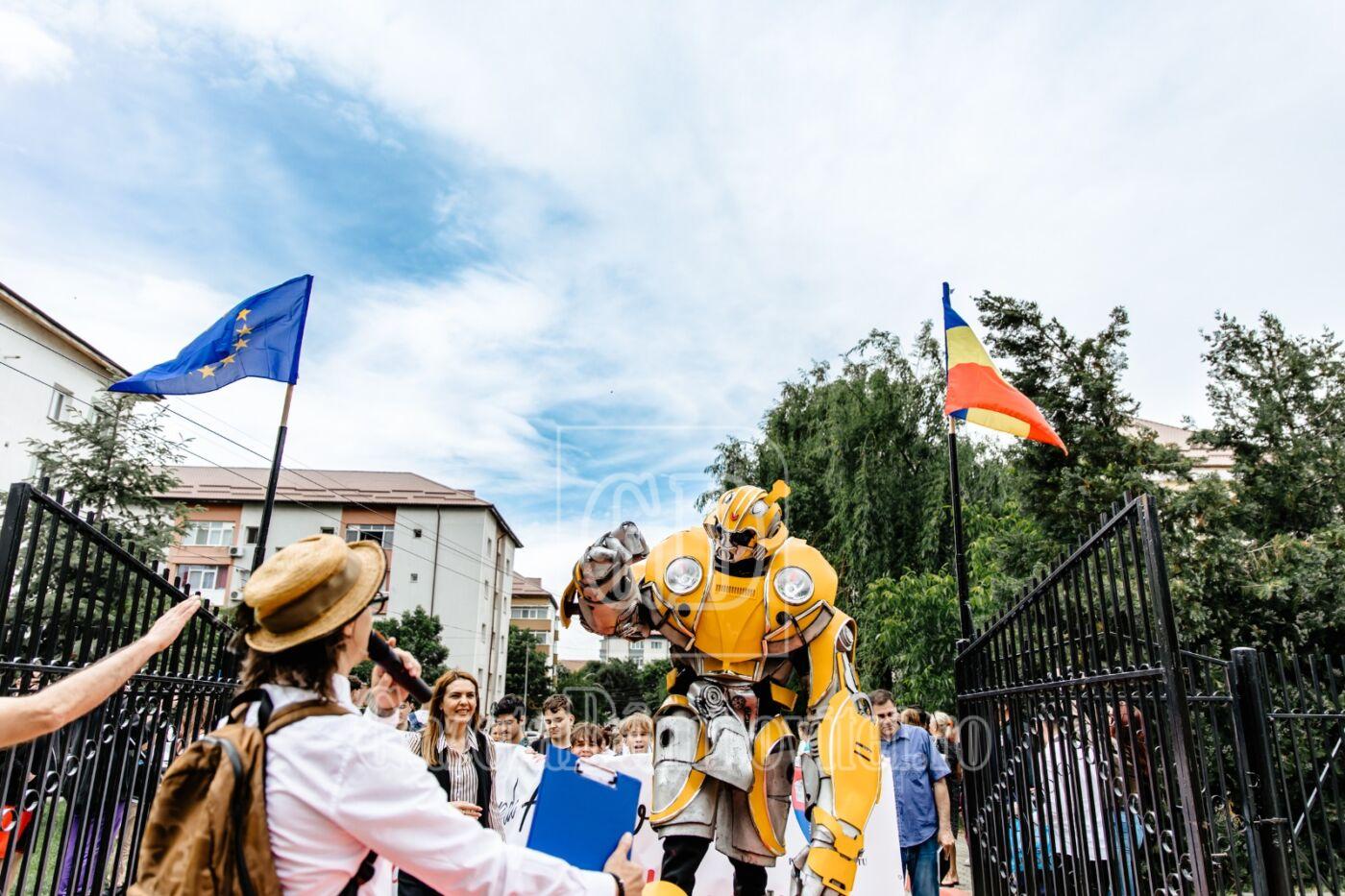 absolvire cu super eroi la titu bumblebee a defilat alături de elevii de la „iancu c. vissarion” (9)