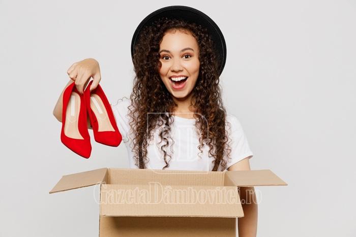 young,woman,wear,t shirt,hat,hold,in,hand,red,paper