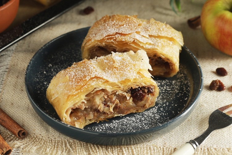 apple,strudel,,the,traditional,dish,of,austrian,cuisine