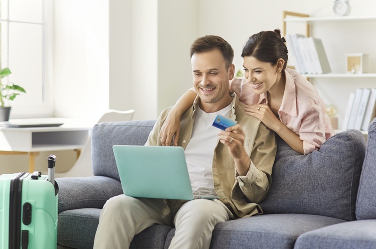couple,with,laptop,makes,online,credit,card,payment,at,home.